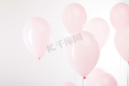 背景与装饰粉红色的气球在白色