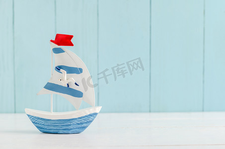 白色和蓝色木制背景海鸥航船玩具模型.航海背景