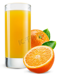 橙汁。一杯橙汁与水果查出在白色.