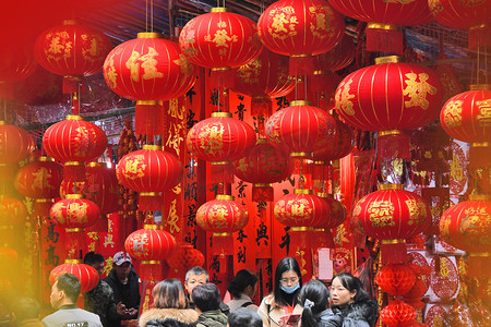 2019年1月17日，在中国南部的广西壮族自治区南宁市，当地华人居民在南宁街头选择红灯笼、贴花和其他装饰品作为春节或农历新年（猪年）的装饰.