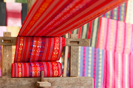 丝绸制作摄影照片_手工制作丝绸纺织工业，在老机器上的真丝围巾
