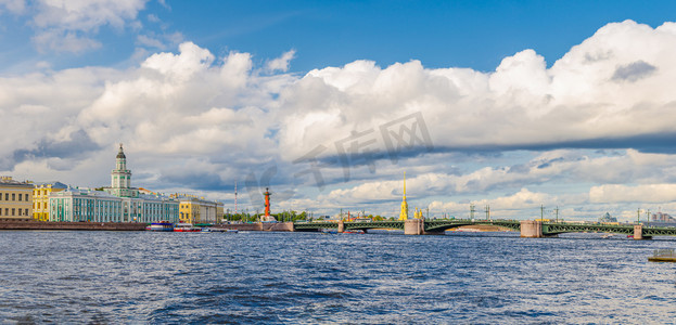 圣彼得堡全景，横跨涅瓦河的玄武岩宫大桥，Kunstkamera大楼，俄罗斯瓦西里耶夫斯基岛Strelka拱廊上的皇家柱子。列宁格勒全景