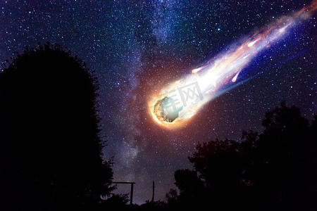 米字星星摄影照片_一颗彗星、一颗小行星、一颗陨石在星空上坠落地面。陨石的攻击。流星雨。卡梅塔尾巴世界末日。阿斯罗米里.