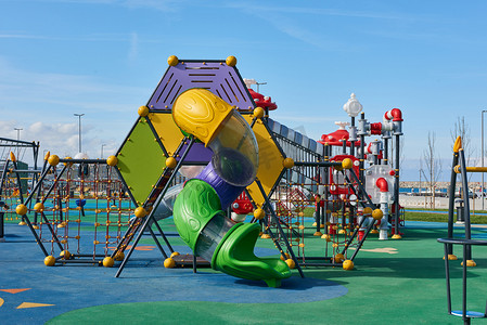 现代儿童公园装饰和新风格的摆动滑梯.