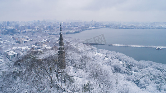 旅游季摄影照片_2018年1月26日, 中国东部浙江省杭州市西湖风景区降雪鸟图.