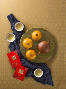 中国新年美食与饮料在黄色图案背景.