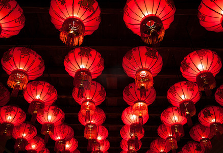 节日灯笼摄影照片_中国的灯笼，在黑色的天花板上，新的一年.