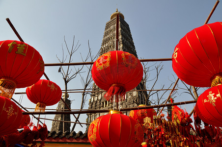 彭州市，中国： 陇兴塔和中国农历新年装饰品