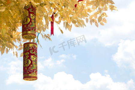 好运666摄影照片_中国许愿树与中国传统的金色鞭炮给你带来好运和幸福。中国新年.