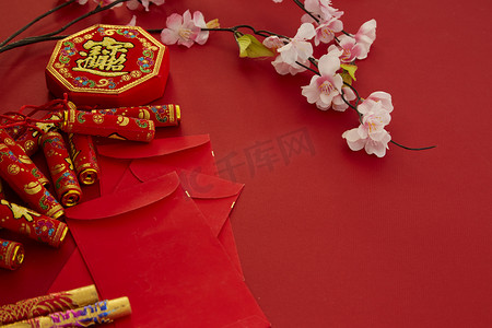 中国新年2019年节日装饰. 鞭炮, 金锭, 红包, 梅花, 在红色的背景。顶部视图配件。翻译: 傅意思是好运, 春意春天.