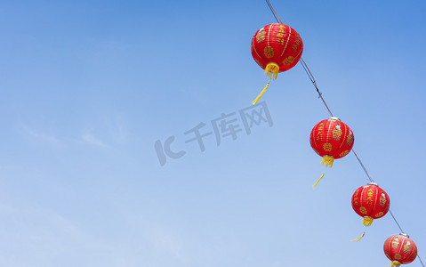 图装饰中国新年 & 农历新年假期背景概念。中国灯笼挂在美丽的蓝天上的户外。其他语言意味着富有或富有和快乐.