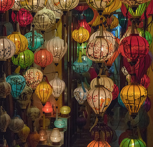 设计热点摄影照片_在会安老城, 越南的灯笼, 美术和工艺品。这个地区是世界文化遗产, 被联合国教科文组织举办。它被保存和维护。用于广告、设计、旅行的图片