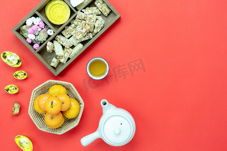 中国语言摄影照片_中国新年布置装饰的顶级航拍拍摄 & 农历新年假期背景概念。平躺在新鲜的橘子与食物和饮料在红纸上。其他语言意味着富有或快乐