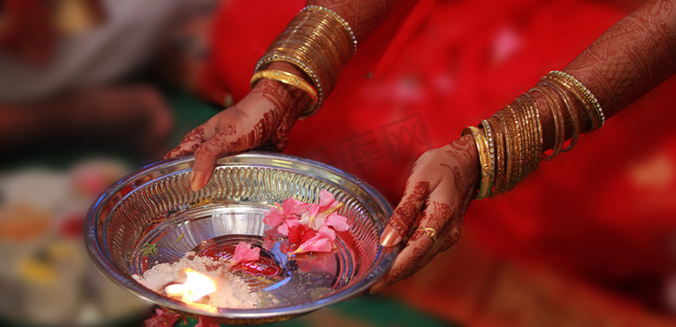 印度印度婚礼仪式在寺庙里