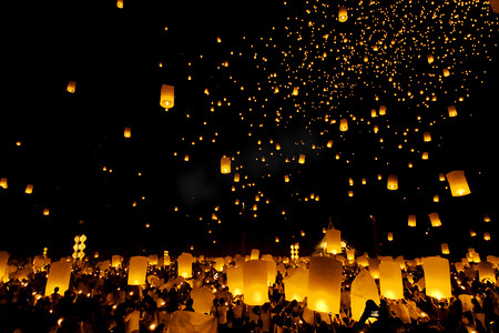 在清迈，泰国的浮动元宵花灯节。