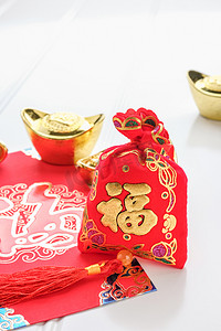 中国新年, 昂战俘红色毛毡织品袋子与金子锭 a