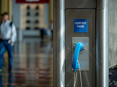 位于机场的蓝色公共使用礼遇电话 
