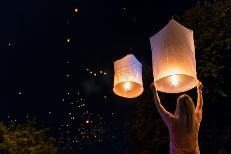 在泰国清迈的 loy krathong 节日或浮动灯笼节中发布灯笼的妇女.