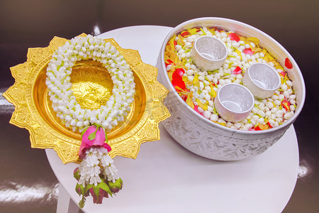 保佑考过摄影照片_茉莉花花环和茉莉和玫瑰叶在碗中的保佑成人，泰国传统的母亲节和父亲节在泰国.