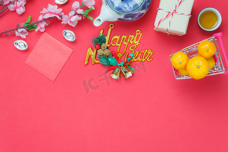 中国新年和农历节日背景概念的装饰和装饰品的平的放置形象。在办公桌上的红木不同配件. 用于模拟和模板设计的对象.
