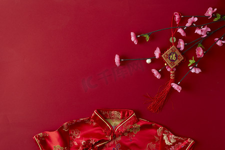装饰设计中国新的一年2019红色背景。祝福文本意味着快乐, 健康和财富。祝中国新年好运。平躺