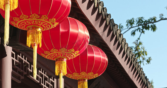 挂在中国建筑上的红灯笼