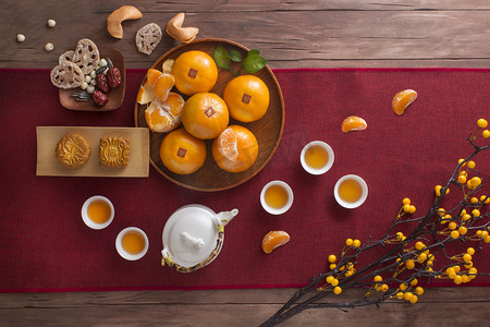 平躺中国新年食品饮料组的对象仍然生活在红色缎子和黑色的背景。文本出现在图像中:P 的外观.