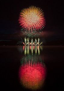 节日炫彩摄影照片_炫彩焰火与湖的思考.