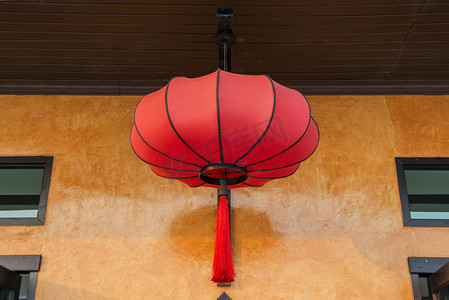 挂红灯笼摄影照片_古色古香的中国红灯笼挂在餐厅，泰国