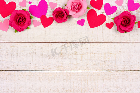 边顶摄影照片_情人节顶边红色和粉红色的纸心和玫瑰对质朴的白色木材背景与复制空间.