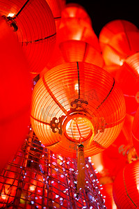 挂大红灯笼在中国农历新年