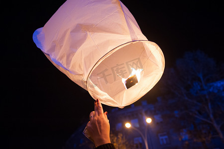 在萨格勒布的节日期间推出宣纸热空气气球, 浮动灯笼