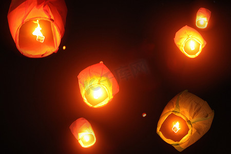 who摄影照片_Chinese sky lanterns lit up the Indian skies during Diwali, due to infiltration of Chinese products sold cheap in India.These lanterns pose a huge threat to birds and fly who get entangled in them and die. Also these lanterns can fall down anywhere a