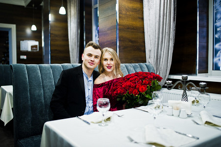 爱情侣在餐厅与大花束 101 ro