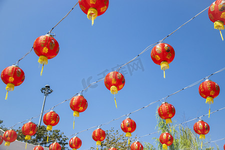 常用装饰摄影照片_一种颜色鲜艳的可折叠纸灯笼, 主要是红色, 用于装饰目的, 通常用中国艺术画.