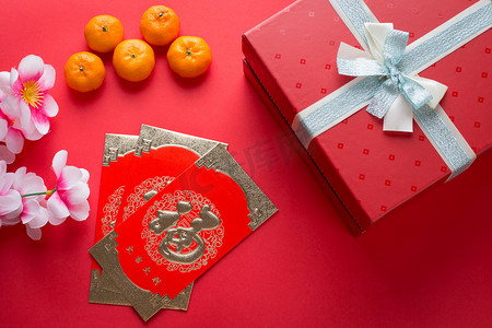 中国新年节日装饰与橙色的花和包红色的主题-汉字意味着幸福, 好运, 伟大的利润