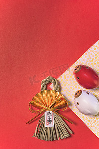 character摄影照片_日本的新年贺卡与表观吉顺, 这意味着欢迎春天与可爱的黄道带动物的野猪雕像在一个金色的樱花图案的折纸和装饰秸秆与金色的折纸范围在一个红色的背景。是