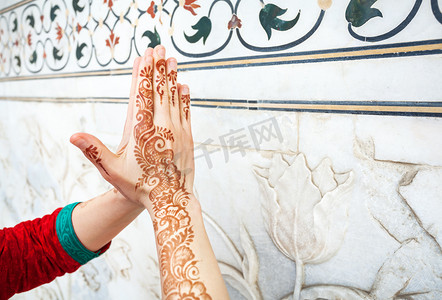 女人双手合十在印度