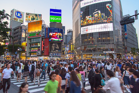 热点问答摄影照片_日本东京-2015 年 5 月 13 日: 行人走在涩谷 Crossin
