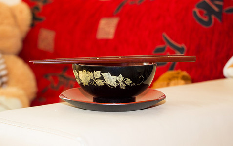 红色和黑色的日本筷子碗