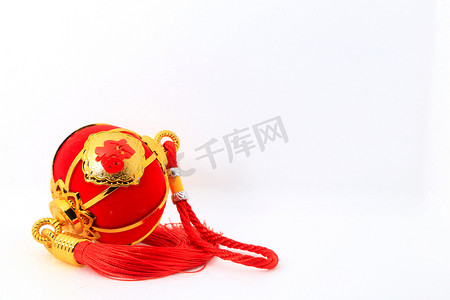 灯笼文字摄影照片_红色球形灯笼为中国新年装饰白色背景。中文字意味着财富.