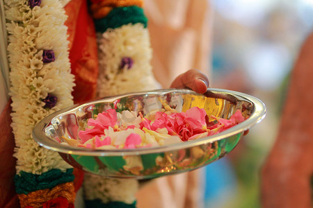 印度婚礼摄影照片_印度传统文化五颜六色的花环, 从鲜花与南印度婚礼仪式