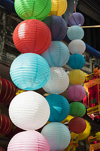 谁谁谁摄影照片_在杭马街出售的纸灯笼。在越南中秋节前的街道是拥挤的儿童谁收到玩具, 水果和月饼作为礼物