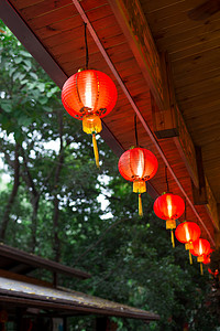 中国的红灯笼，挂在屋顶上