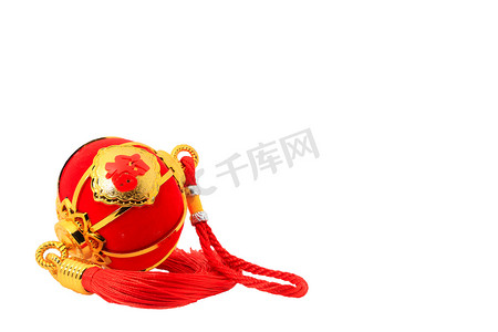 球形脉络摄影照片_红色球形灯笼为中国新年的装饰在白色隔离。中文字意味着财富.
