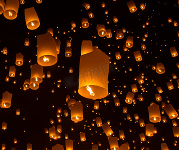 泰国清迈 loy krathong 节上的天灯、飞灯、热气球