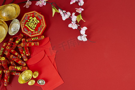 三月三节日摄影照片_中国新年2019年节日装饰. 鞭炮, 金锭, 红包, 梅花, 在红色的背景。顶部视图配件。翻译: 傅意思是好运, 春意春天.