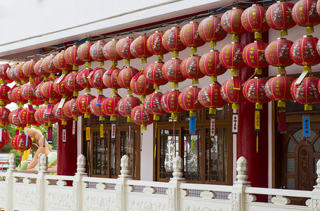 中国红点缀在寺