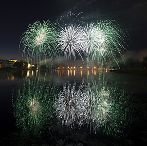 烟花爆竹。节日凌空致敬