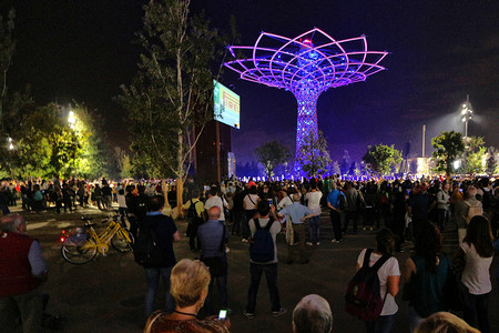 米兰-2015 年 9 月 19 日: 生命之树塔喷泉、 世界展览 2015 年世博会.